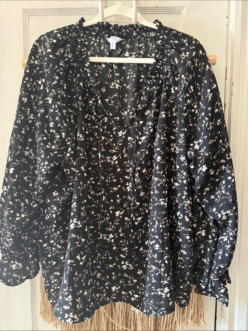Time and Tru Black and White Floral V-Neck Blouse XXL